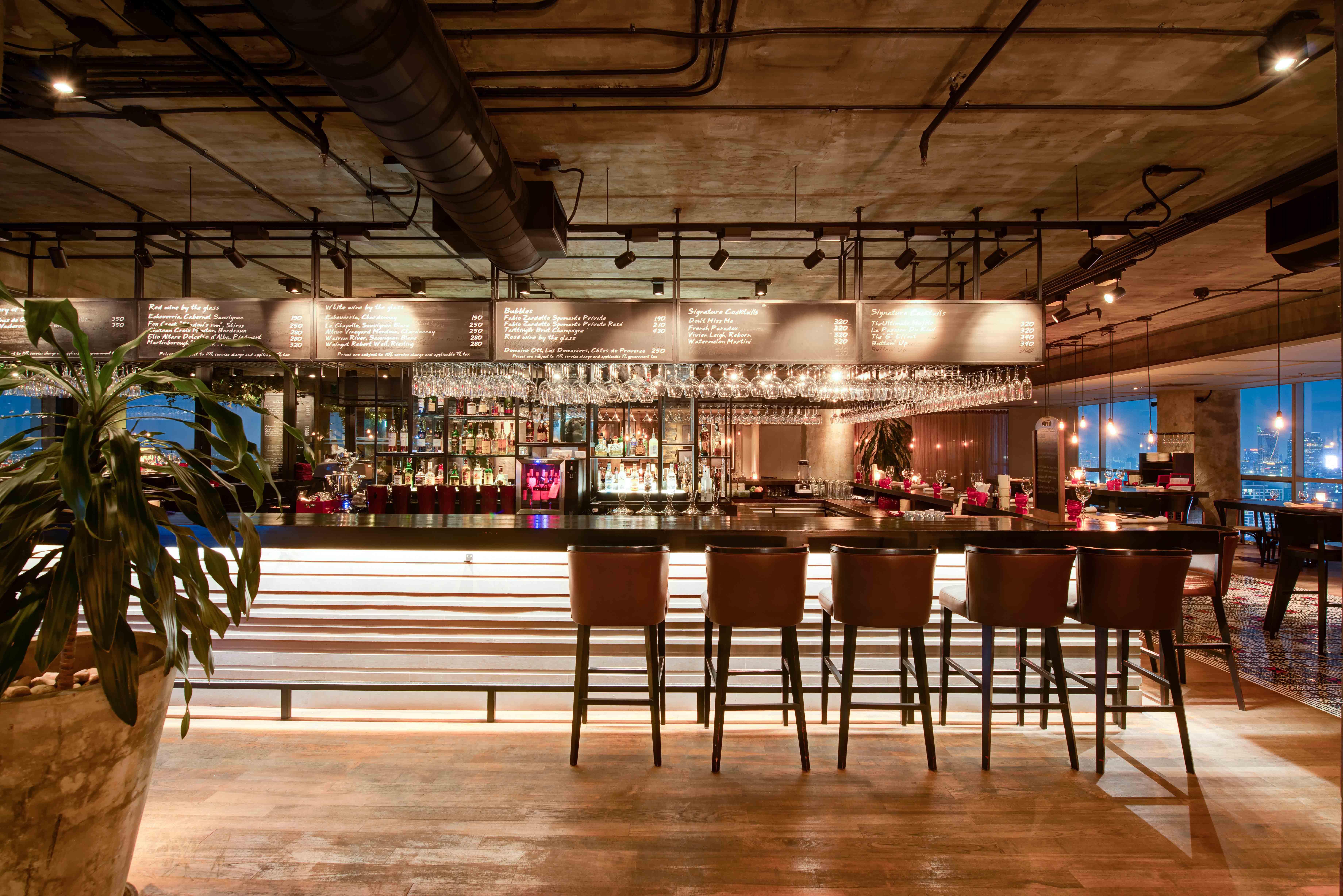 Pullman Bangkok Hotel G Exteriér fotografie The bar at the 101 bar