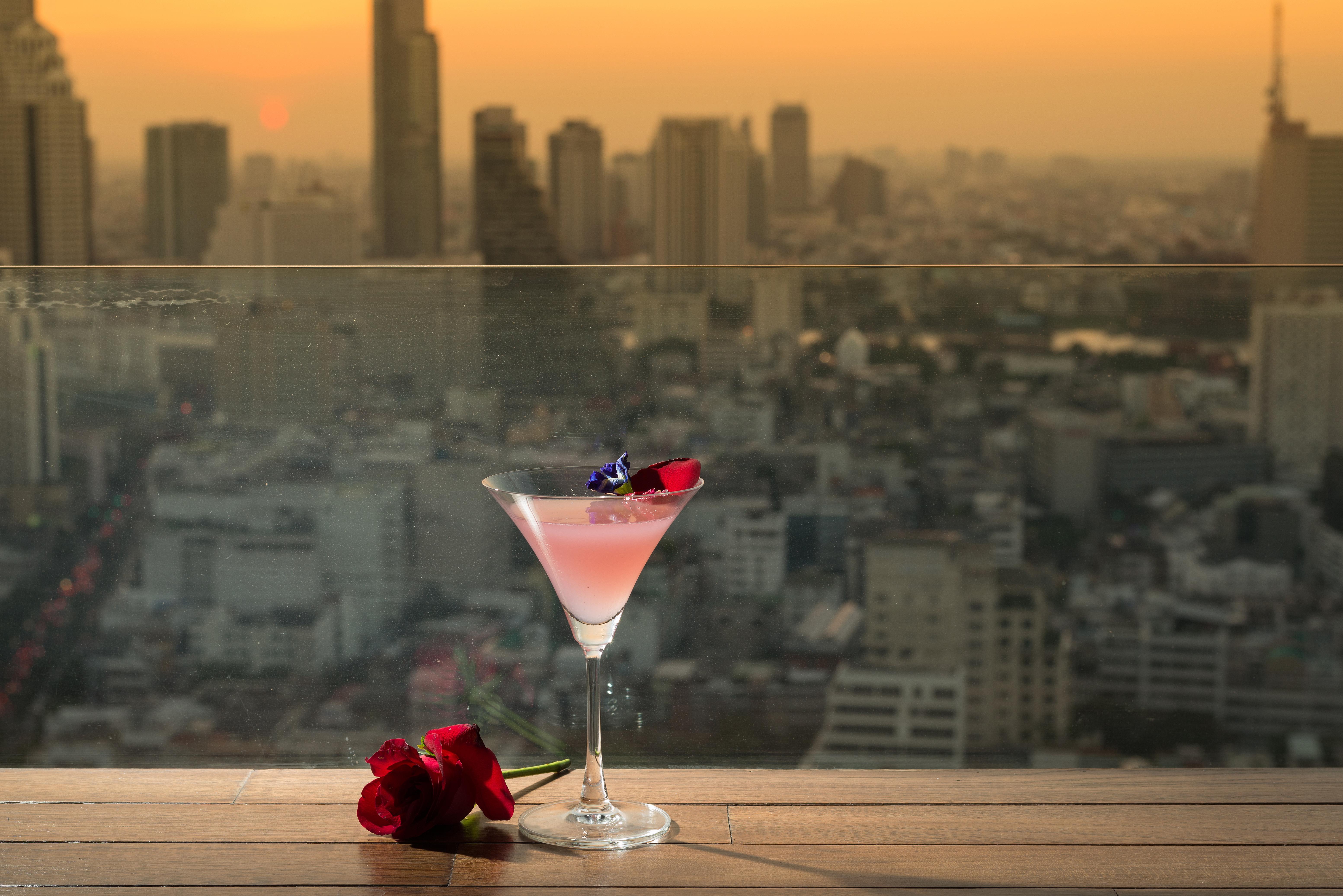 Pullman Bangkok Hotel G Exteriér fotografie A cosmopolitan cocktail
