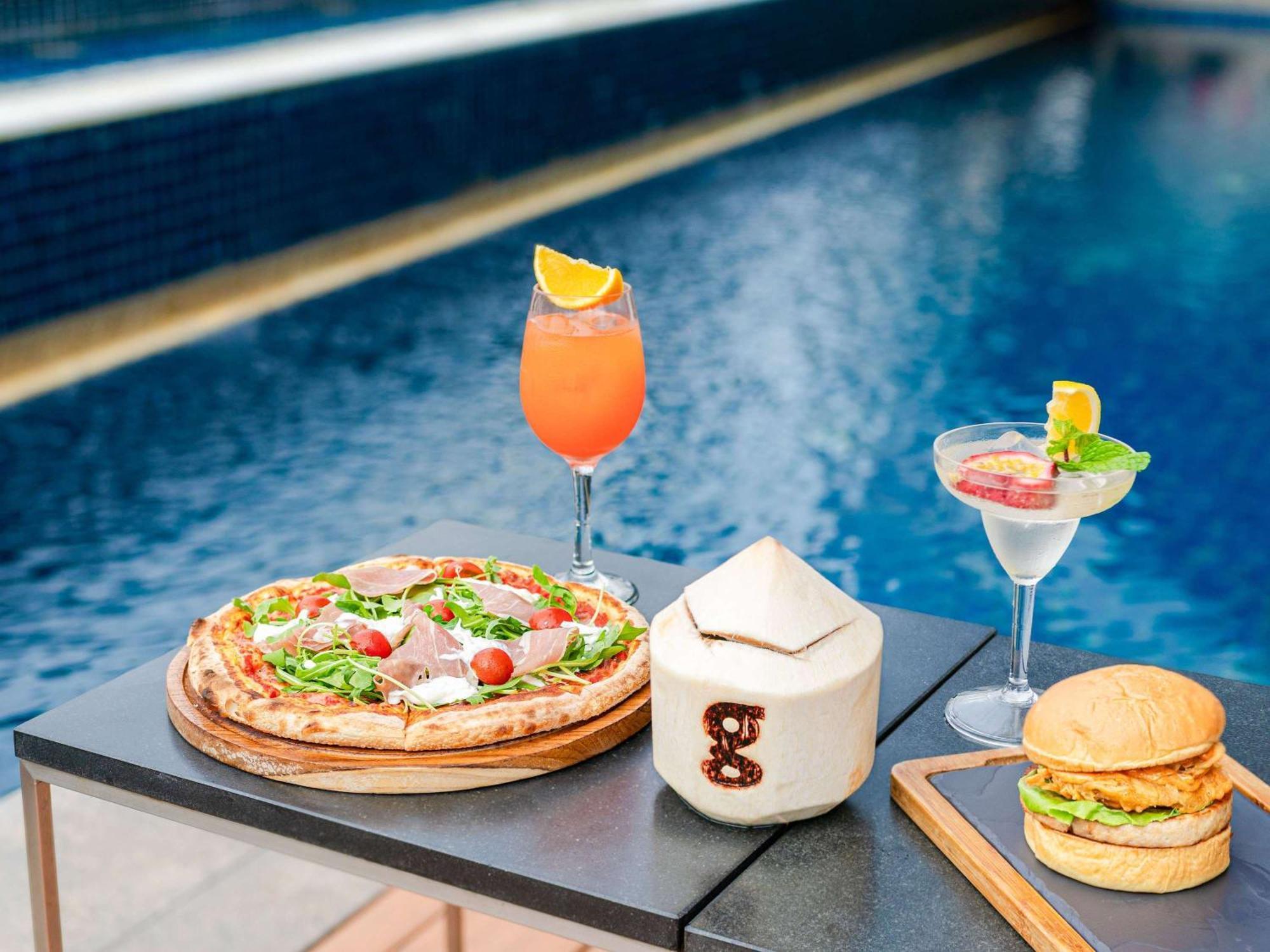Pullman Bangkok Hotel G Exteriér fotografie Poolside dining at the hotel