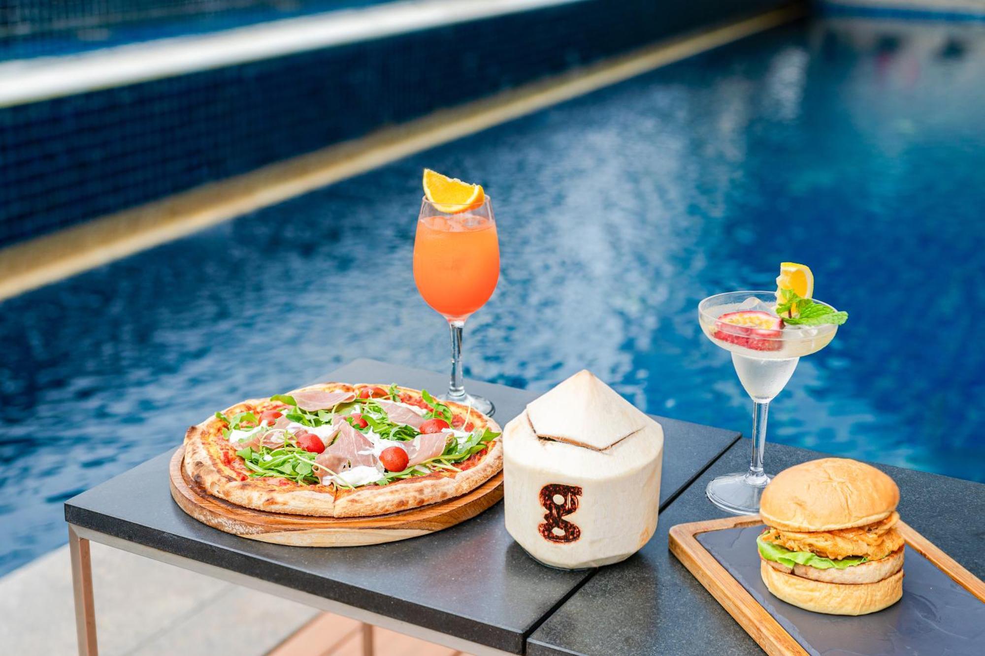 Pullman Bangkok Hotel G Exteriér fotografie Poolside dining at the hotel