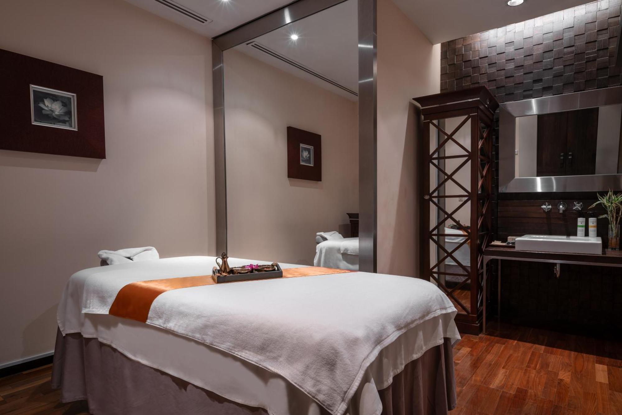 Pullman Bangkok Hotel G Exteriér fotografie A massage bed