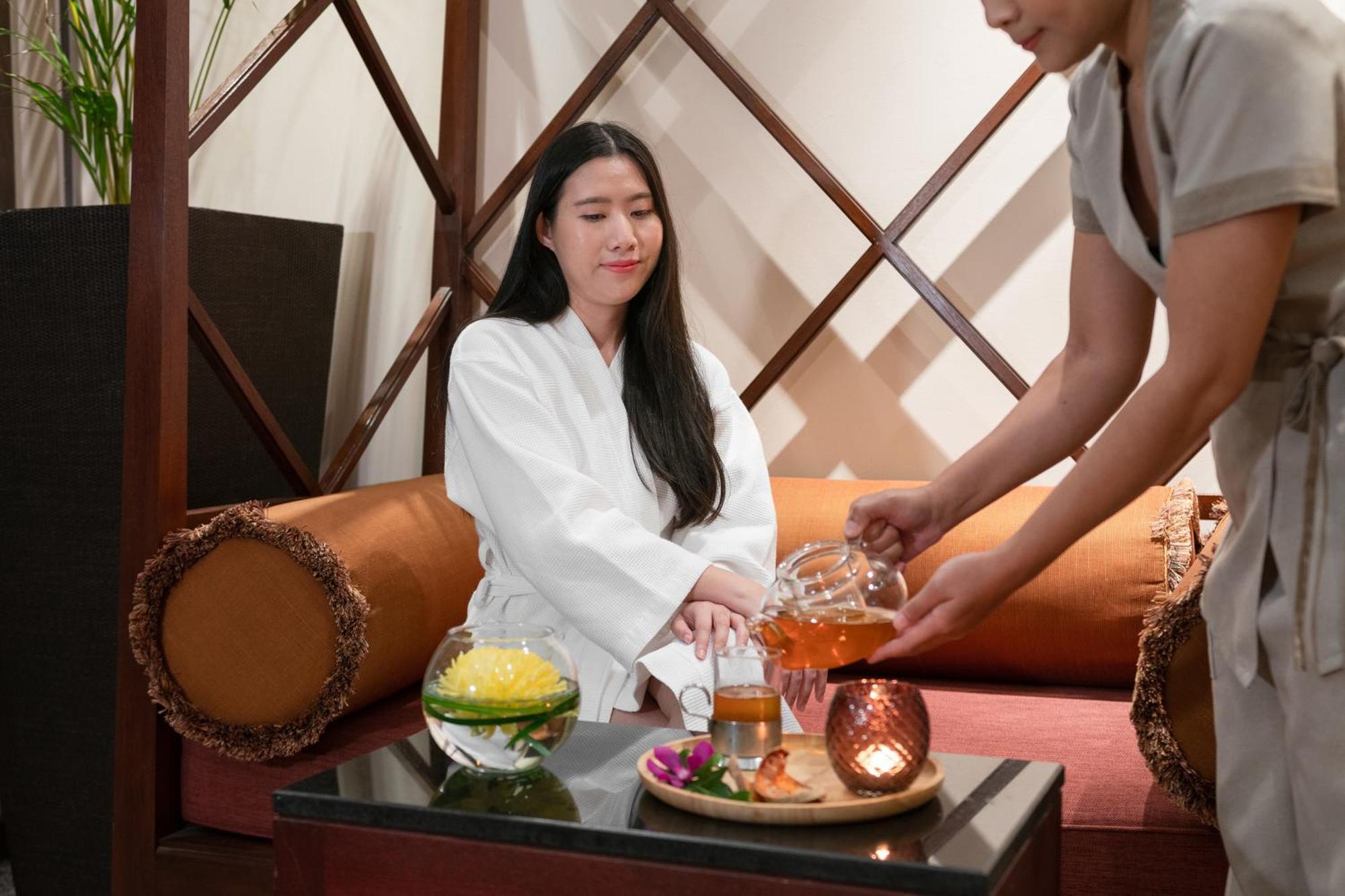 Pullman Bangkok Hotel G Exteriér fotografie A woman at a spa
