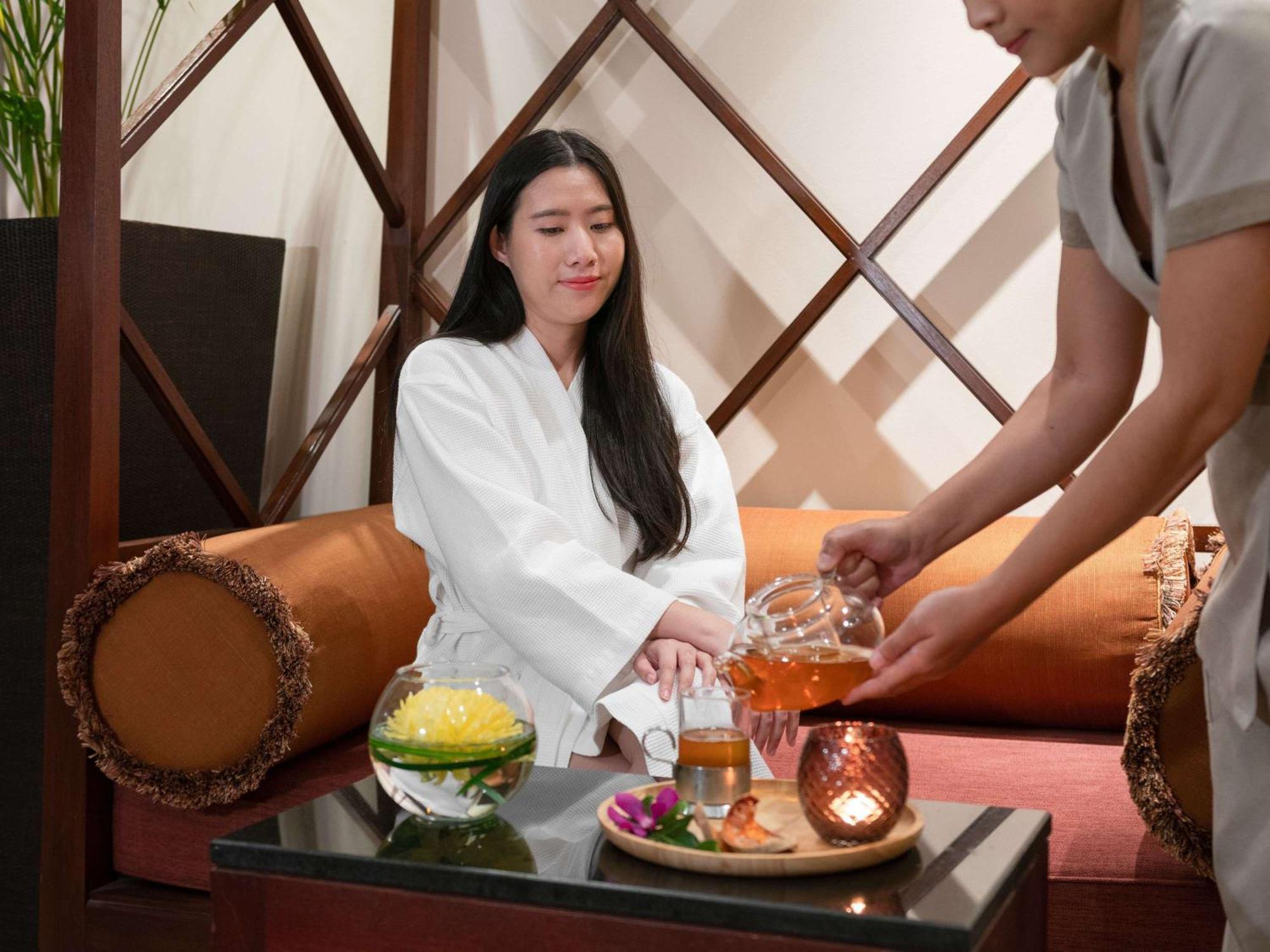Pullman Bangkok Hotel G Exteriér fotografie A customer at a spa