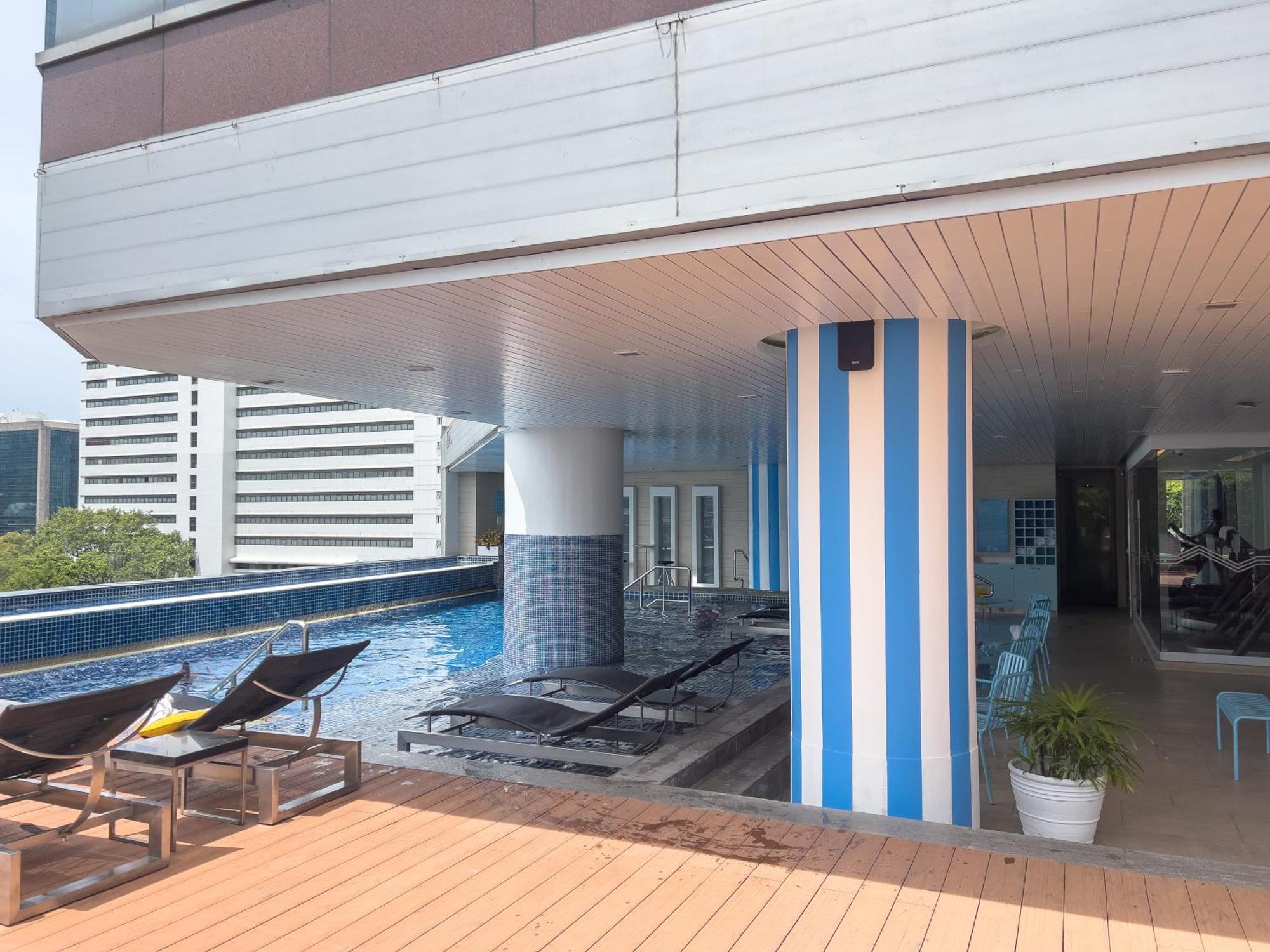 Pullman Bangkok Hotel G Exteriér fotografie The pool at the 33rd floor