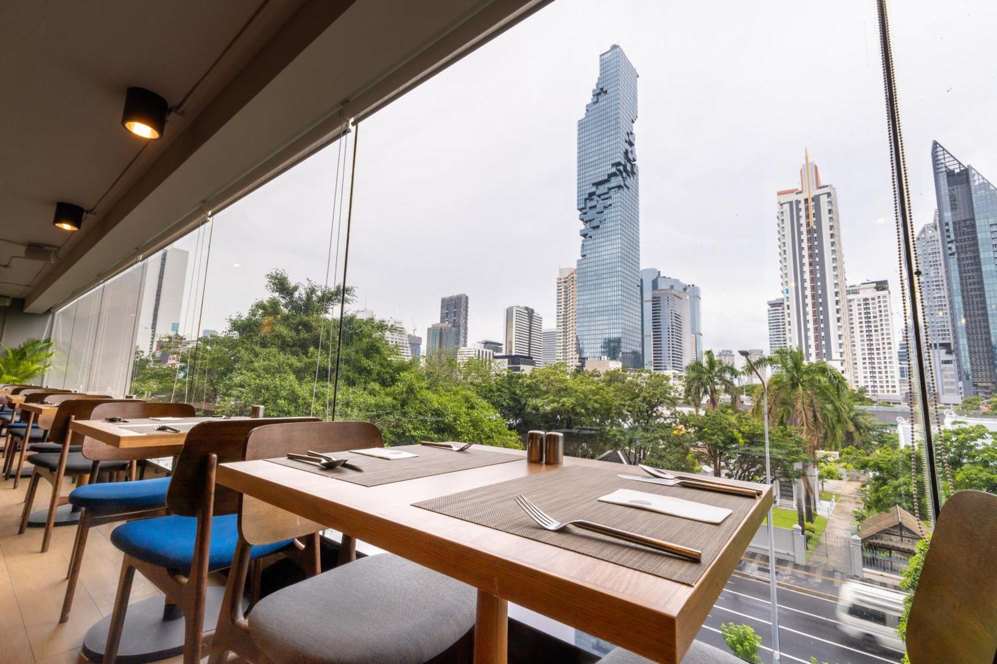 Pullman Bangkok Hotel G Exteriér fotografie View of the Bangkok skyline from the restaurant